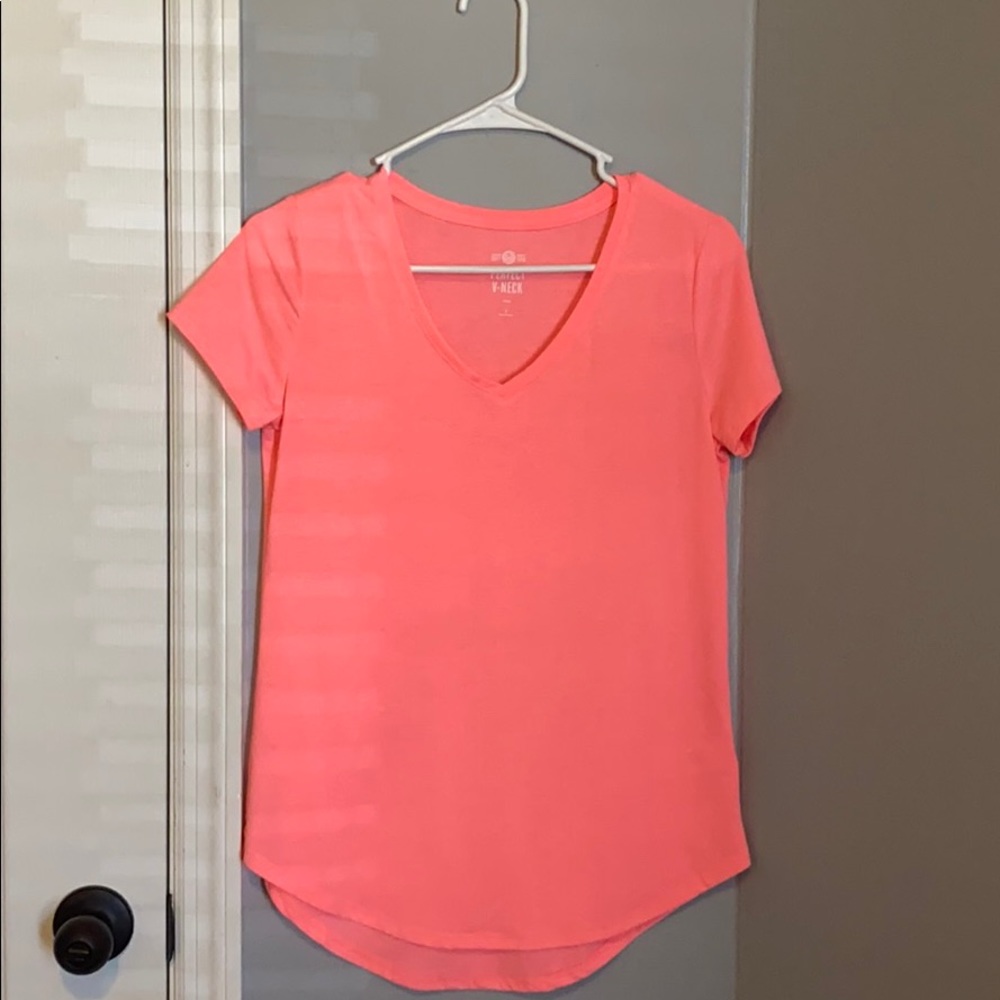 Loose fitted pink v-neck T 
Size Small